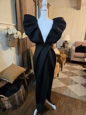 Elegant Black Puff-Sleeve Deep V Evening Dress